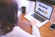 przyszłość marketingu video kobieta pracująca przy laptopie