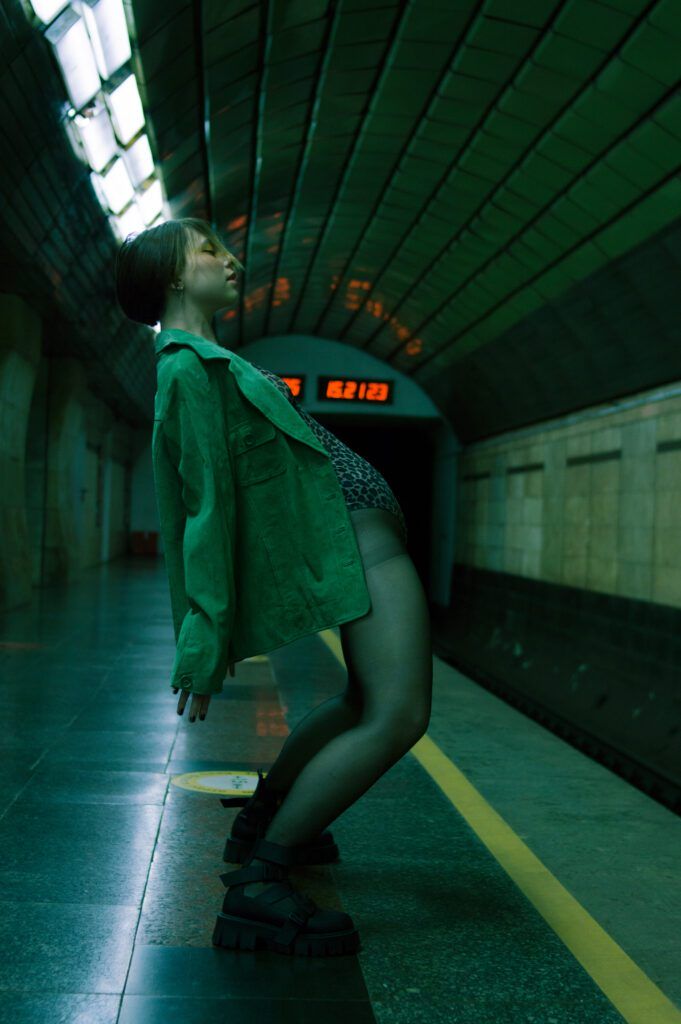 kobieta pozująca w metrze