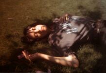 Kobieta leżąca na trawie
