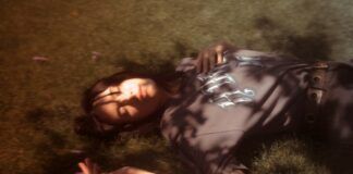 Kobieta leżąca na trawie