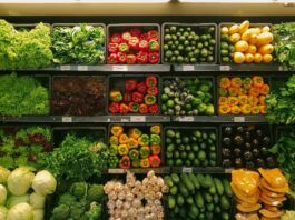 Świeże warzywa i owoce w sklepie