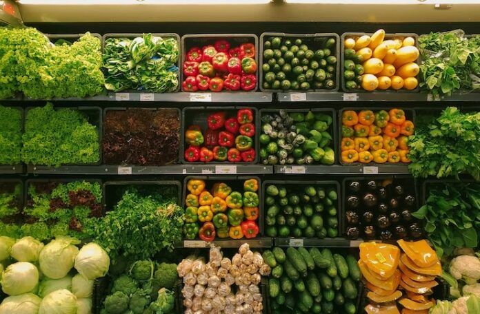 Świeże warzywa i owoce w sklepie