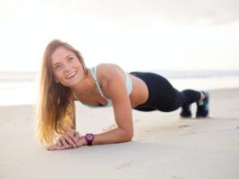 kobieta ćwicząca na plaży