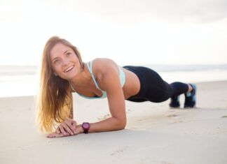 kobieta ćwicząca na plaży