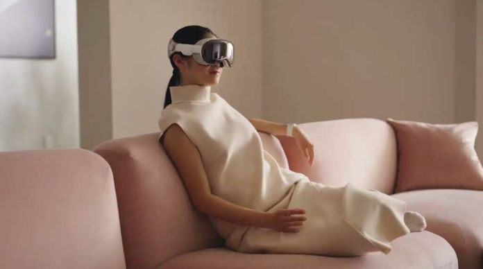 Apple Vision Pro kobieta w goglach na sofie