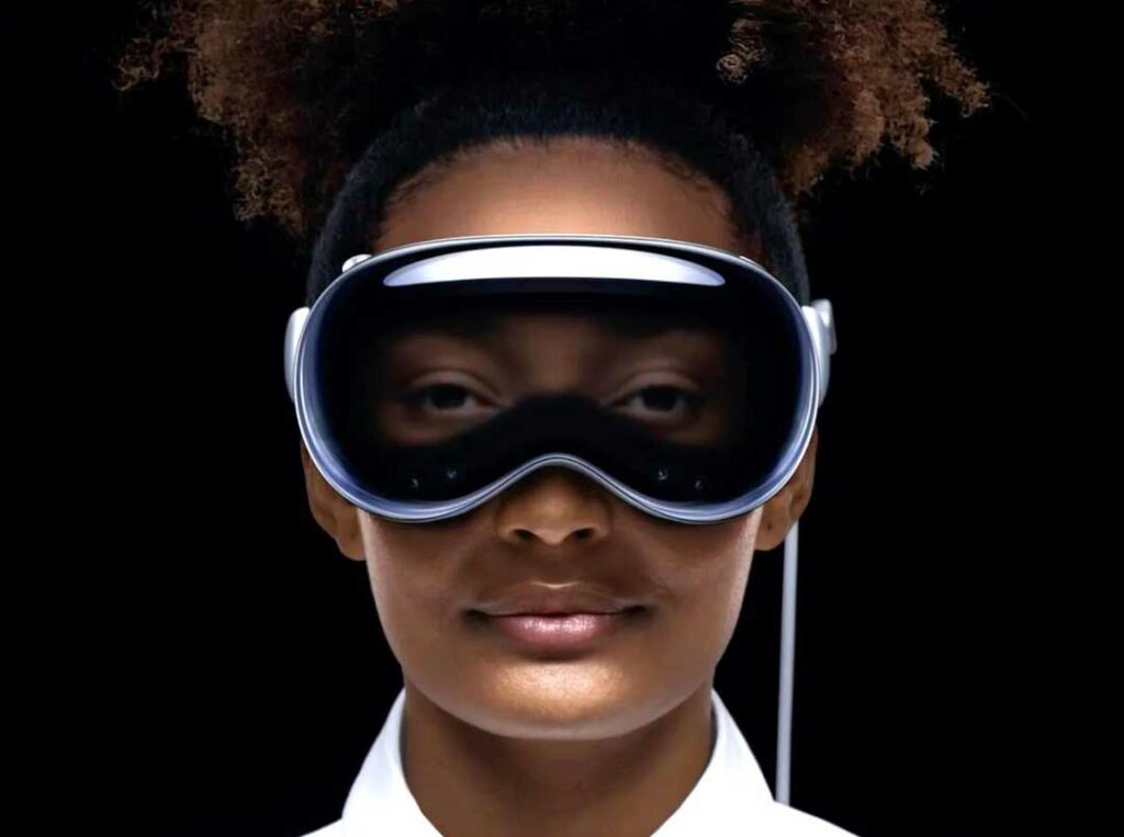 Apple Vision Pro kobieta w goglach