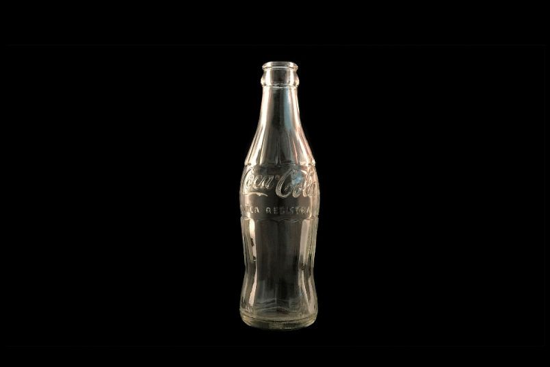 Butelka Coca Cola na czarnym tle