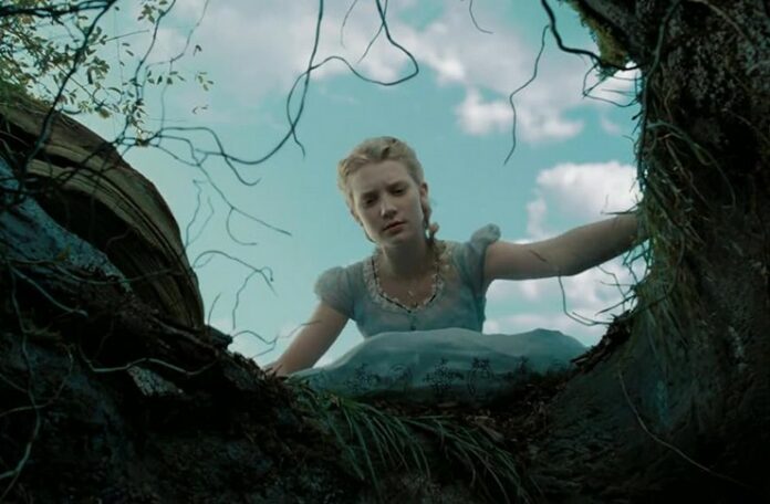 10 klipów zainspirowanych filmem „Alicja w Krainie Czarów”