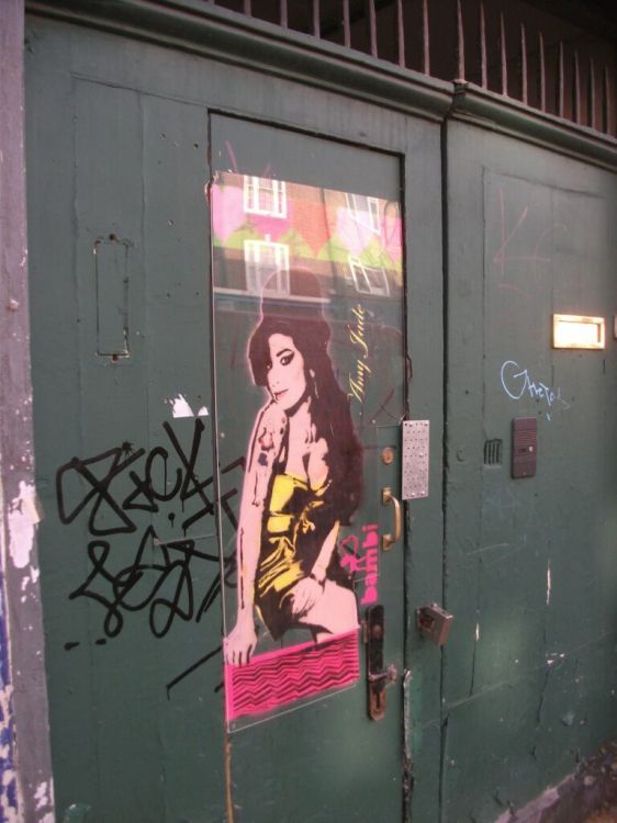 zdjęcie przedstawia graffiti na camden town