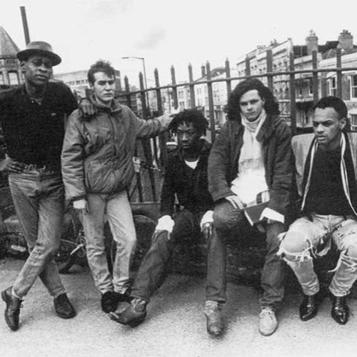 piątka mężczyzn na czarno-białym zdjęciu. Są to przedstawiciele gatunku trip-hop w Bristolu, w latach dziewięćdziesiątych. 